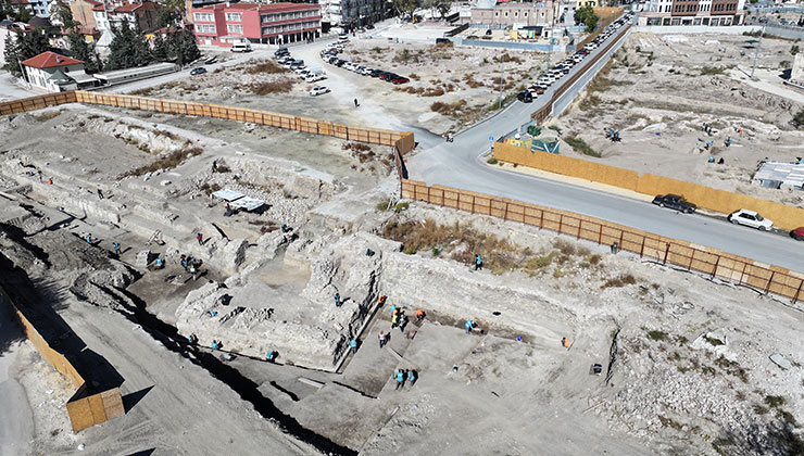 Konya’nın Selçuklu dönemi kale kapılarından birinin temeli ortaya çıkarıldı