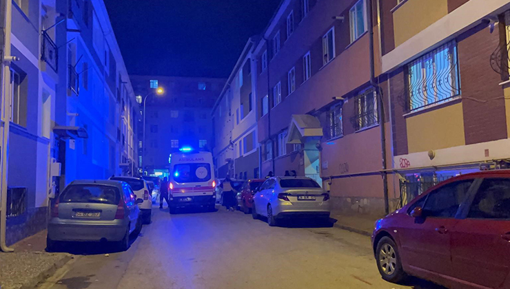 Kötü koku ihbarı üzerine gelen ekipler, yaşlı adamı evinde ölü buldu
