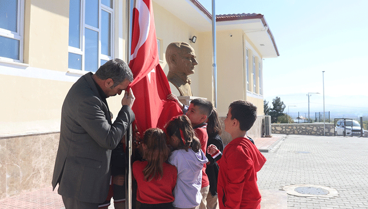 Köy okulundaki öğrencilerin “vatan ve bayrak” sevgisi yürekleri ısıttı