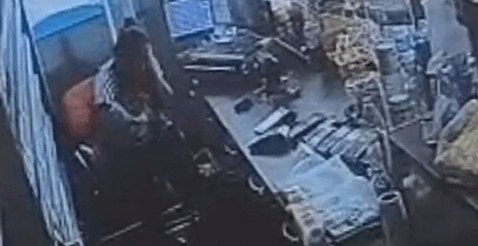 Kucağındaki bebeğe aldırmadan defalarca bıçakladı