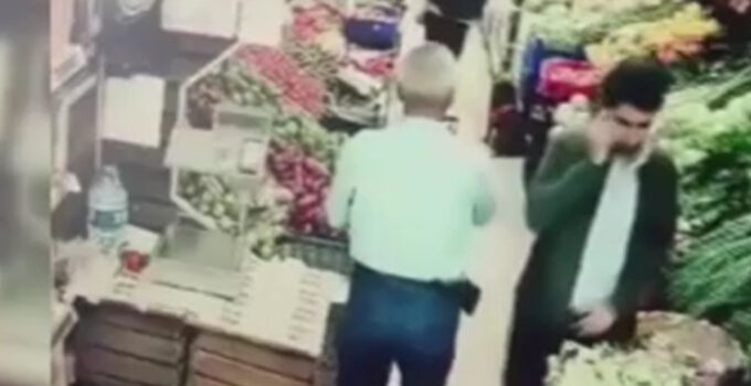 Küçükçekmece’de markete köpeğiyle giren kadına yumruklu saldırı