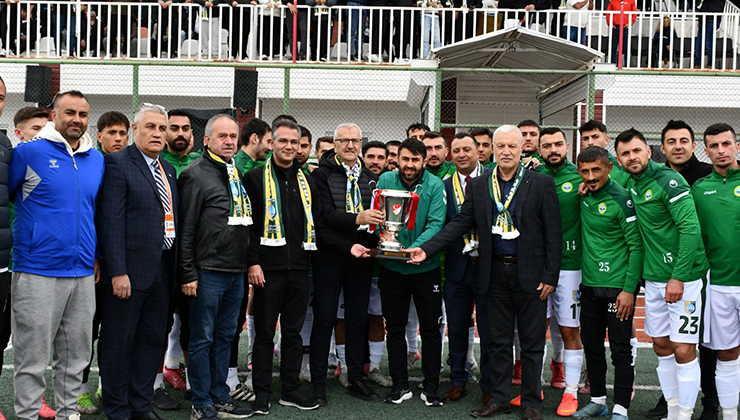 Kulu Belediyespor kupasını aldı