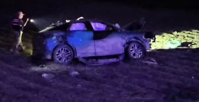 Lastiği patlayan otomobil, takla atarak tarlaya girdi: 1 ölü, 2 yaralı