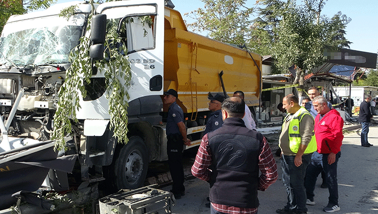 Malatya’da freni arızalanan kamyon 7 konteyner iş yerine çarptı