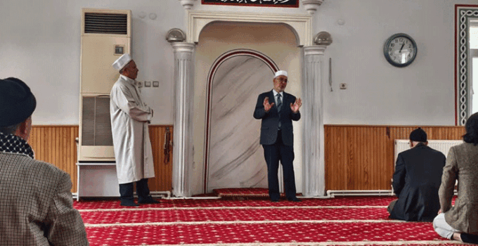 Müftü Taş, namazını Karataylılarla eda etti
