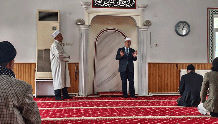 Müftü Taş, namazını Karataylılarla eda etti
