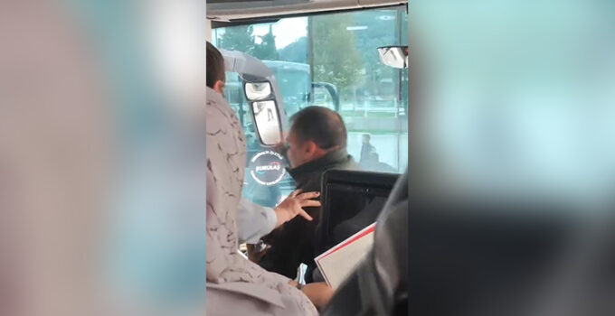 Otobüste yumruklu kavga kamerada