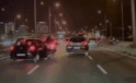 Otomobilin çarptığı motosikletli böyle savruldu