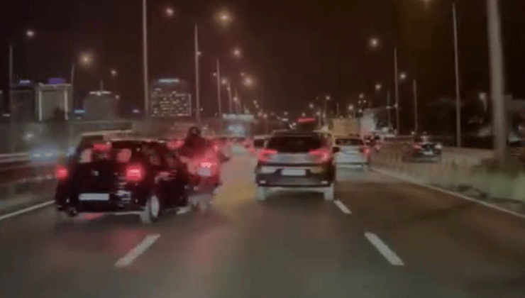 Otomobilin çarptığı motosikletli böyle savruldu