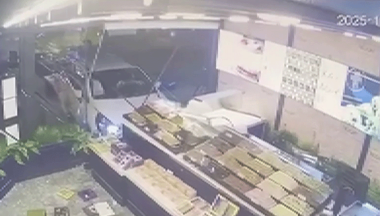 Pendik’te direksiyon hakimiyetini kaybedip dükkana daldı