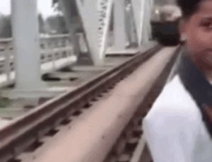 Raylarda video çeken çocuk, trenin çarpmasıyla hayatını kaybetti, o anlar kamerada
