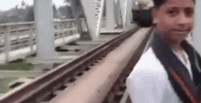 Raylarda video çeken çocuk, trenin çarpmasıyla hayatını kaybetti, o anlar kamerada