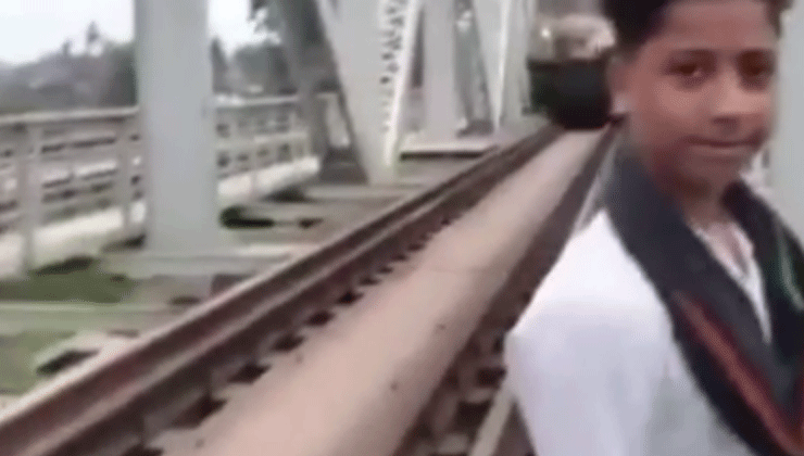 Raylarda video çeken çocuk, trenin çarpmasıyla hayatını kaybetti, o anlar kamerada