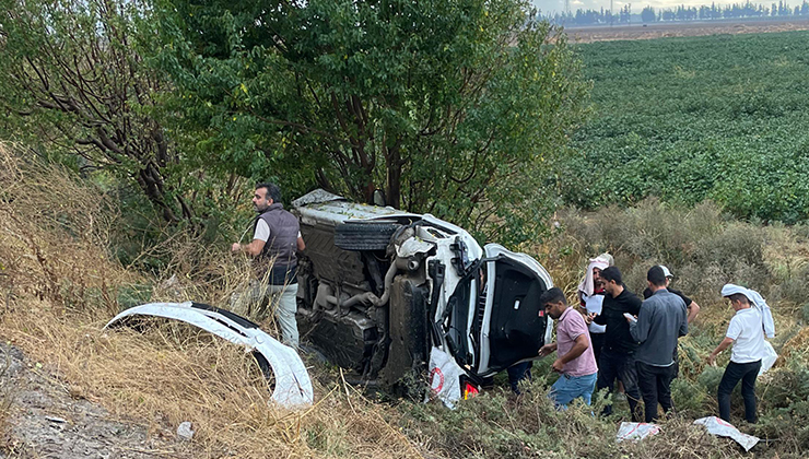 Takla atıp şarampole devrilen otomobilin sürücüsü hayatını kaybetti