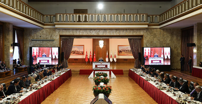 ‘Terörsüz Türkiye’ komisyonu hukukçular ile akademisyenleri dinledi