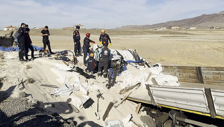 Tır şarampole düştü, sürücü kum altında kalan kabin içerisinde can verdi