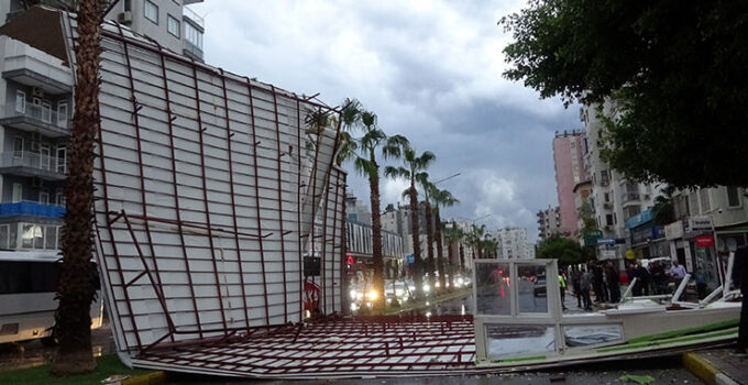 Tonlarca ağırlıktaki çatının fırtınada uçtuğu anlar kamerada