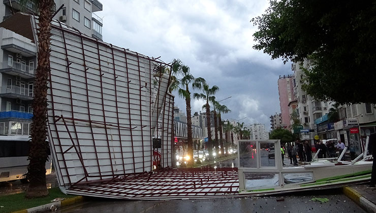 Tonlarca ağırlıktaki çatının fırtınada uçtuğu anlar kamerada