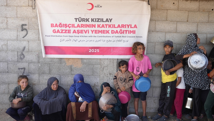 Türk Kızılay, Filistinliler için bağışlanan kurban etlerini Gazze’de dağıtmaya başladı