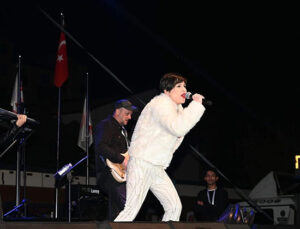 Ünlü sanatçı Konya’daki konseri ile mest etti