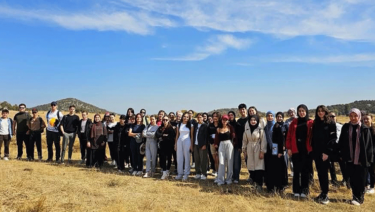 Yeni gelen öğrenciler doğa yürüyüşünde