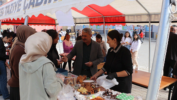 Yunak’ta ortaokul öğrencileri Gazze’li çocuklar için kermes düzenledi
