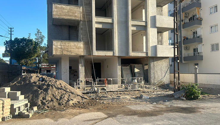 Adana’da 4’üncü kattan düşen inşaat işçisi öldü