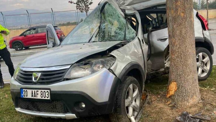 Ağaca çarpıp ikiye bölünen otomobildeki kadın hayatını kaybetti