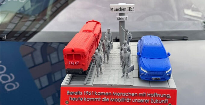 Almanya’da ilk teslimatlarını gerçekleştiren TOGG’un yetkililerine “1961 göç ve geleceğin mobilitesi” sürprizi