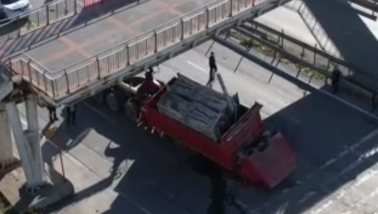 Avcılar’da iş makinesi taşıyan tır üstgeçide çarptı