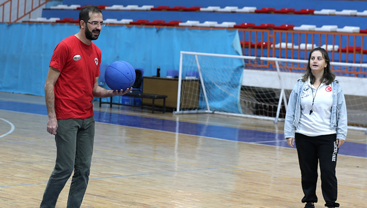 Azimli antrenör, görme engelli eşinin kulübünde şampiyonlar yetiştiriyor