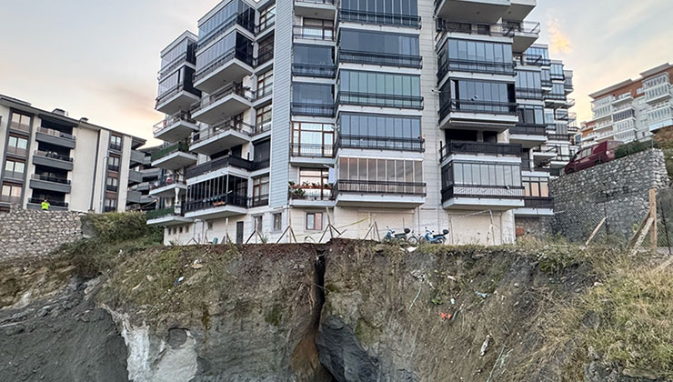 Bartın’da inşaat alanında yaşanan göçüğün ardından yan apartmanın sakinleri tahliye edildi