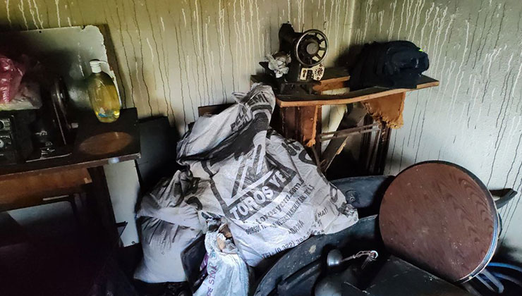 Buzdolabının kablosundan çıkan yangında anne ve oğul pencereden atlayarak canını kurtardı