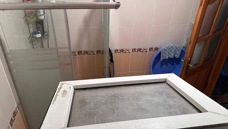 Camı kırıp eve girdi, yaşlı kadının ağzını bantlayıp altınları çaldı