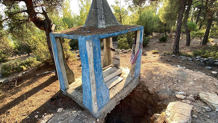 Define avcıları, 300 yıllık mezarı kazarak tahrip etti