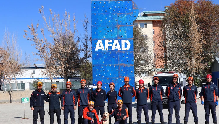 Depremlerde hayat kurtaran AFAD görevlileri, kendileri gibi ekipler yetiştiriyor