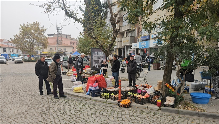 Depremlerin yaşandığı Sındırgı’da halk günlük yaşamına dönmeye çalışıyor