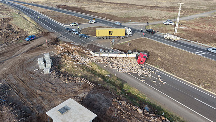 Diyarbakır-Şanlıurfa kara yolunda devrilen tır nedeniyle ulaşım kontrollü sağlanıyor