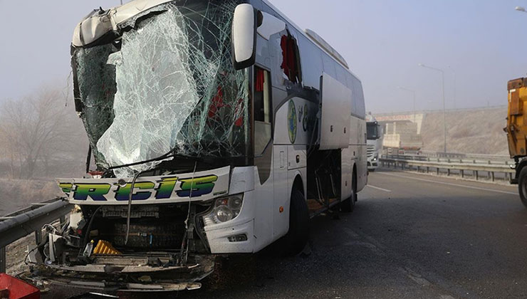 Erzurum’da yolcu otobüsü ile tırın çarpıştığı kazada 11 kişi yaralandı