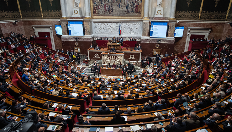 Fransa’da emeklilik yaşını 64’e çıkaran reform askıya alındı