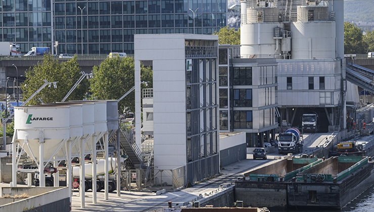 Fransız çimento devi Lafarge’ın “terör örgütünü finanse etmekten” yargılandığı dava başladı