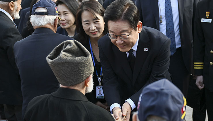 Güney Kore Devlet Başkanı Lee, Ankara’daki “Kore’de Savaşan Türkler Anıtı”nı ziyaret etti