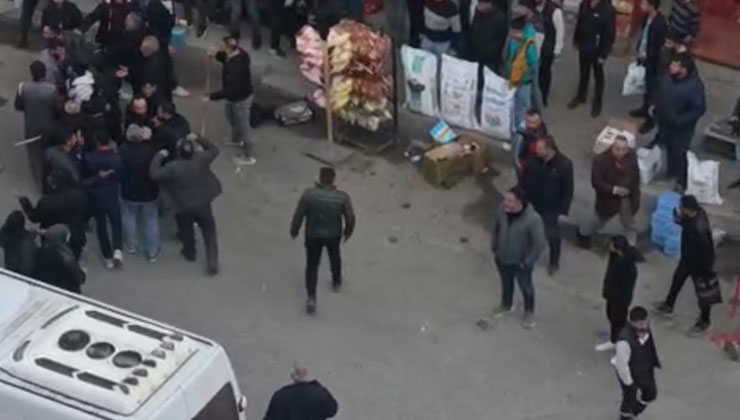 Husumetli iki aile sokak ortasında birbirine girdi: Silah sesleri mahalleyi ayağa kaldırdı
