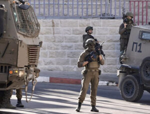 İsrail ordusu işgal altındaki Batı Şeria’da 15 Filistinliyi gözaltına aldı