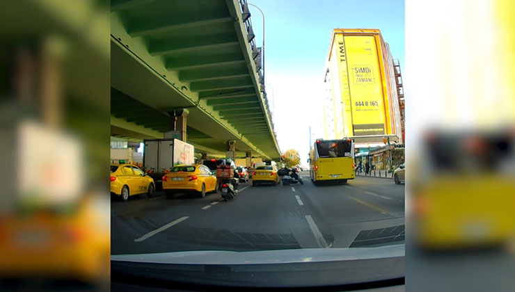 İstanbul’da şerit değiştiren taksinin çarptığı motosikletli yola düştü