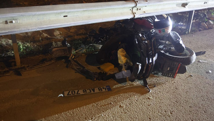 Kazada ölen 17 yaşındaki yeğeninin eşyalarını olay yerinde gözyaşlarıyla topladı