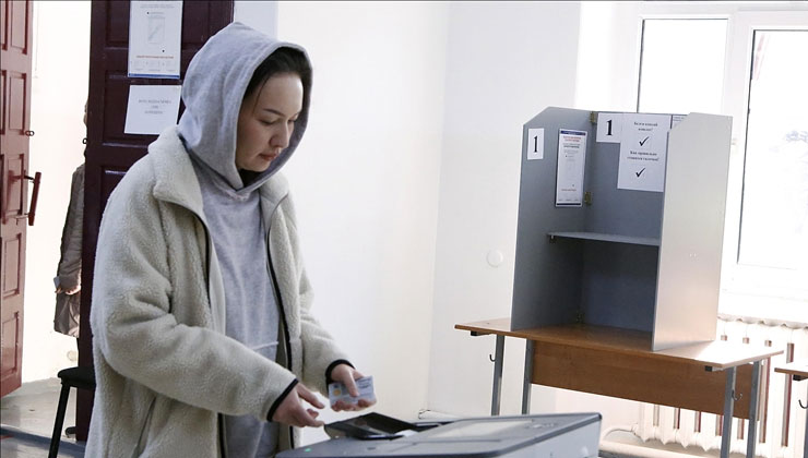 Kırgızistan’da halk erken milletvekili seçimleri için sandık başında