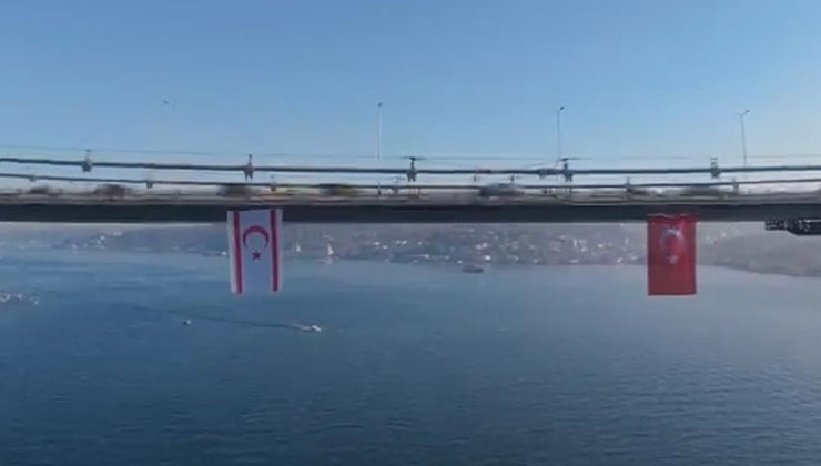 KKTC’nin kuruluş yıl dönümünde 15 Temmuz Şehitler Köprüsü’ne KKTC bayrağı asıldı
