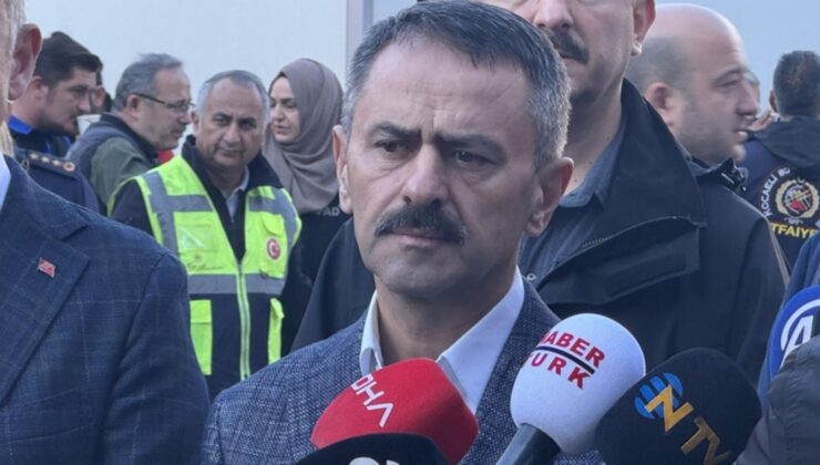 Kocaeli’de çöken apartmanın ve tahliye edilen binaların bulunduğu bölgede ekipler inceleme yapıyor