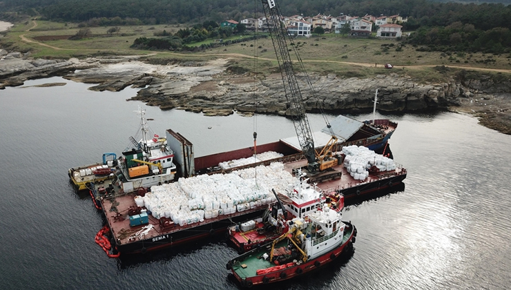 Kocaeli’de karaya oturan gemideki yükün tahliyesine başlandı